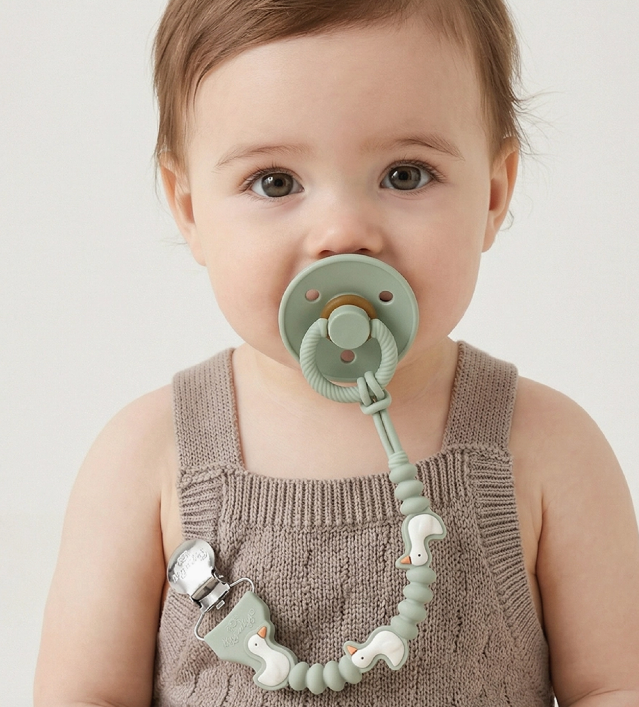Itzy Ritzy| Paci Strap Plus | Goose